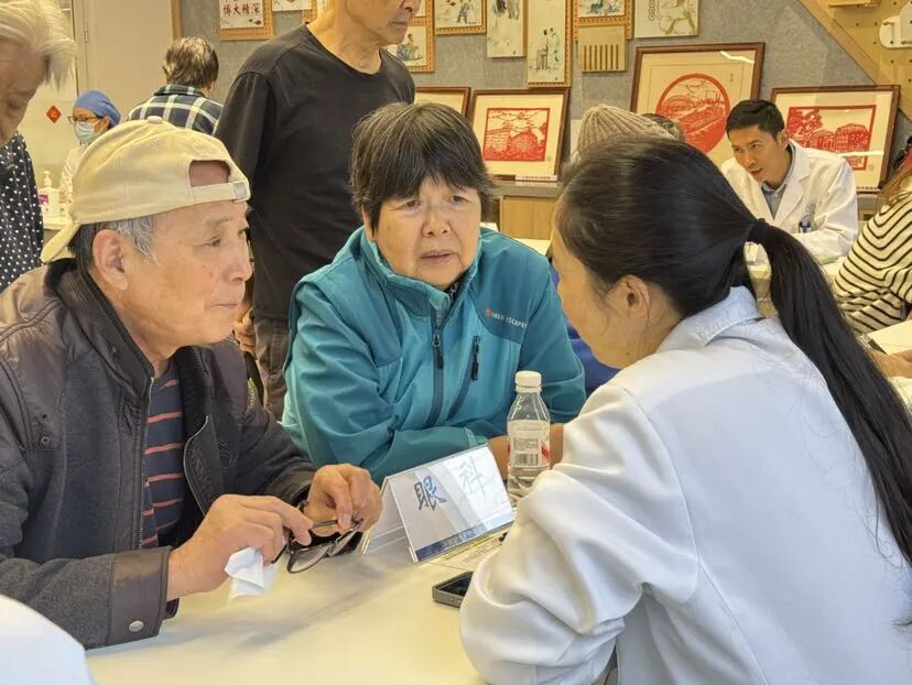 吃糕、理發(fā)、看名醫(yī)……寶山各地花式敬老，用“小確幸”裝滿(mǎn)老人心里！